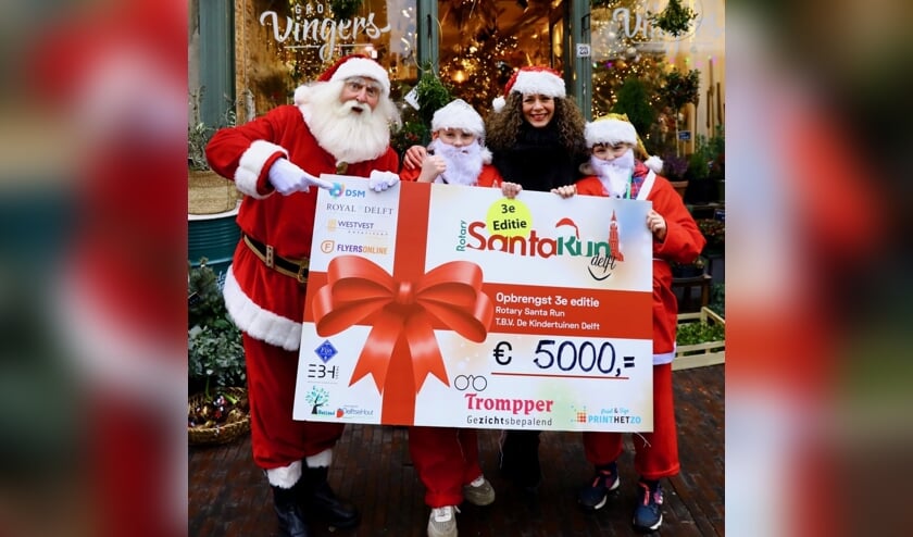 Esther Bakboord nam de cheque trots in handen, samen met Lotte en Amber (Foto: Koos Bommelé)
