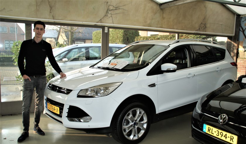 Verkoper Mike Mooren bij de Ford Kuga 1.5 Titanium in de showroom van Roots Autoservice.