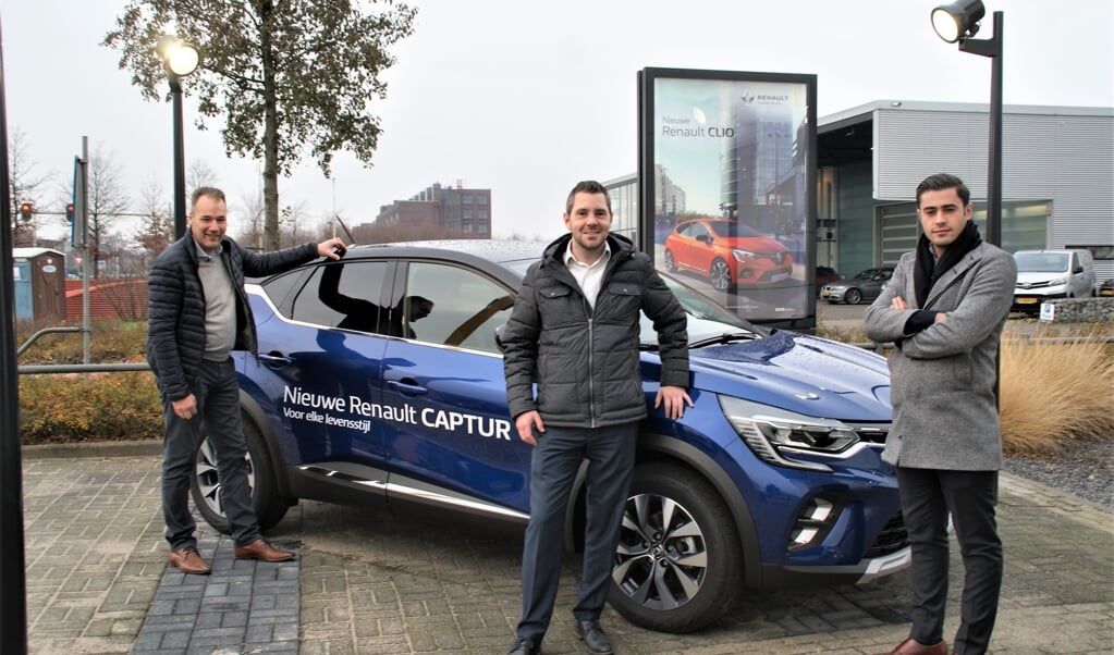 De verkopers Robert Schaap, Ferdi van der Gaag en Mesut Oztemiz bij de nieuwe Renault Captur op het buitenterrein van Zeeuw & Zeeuw in Delfgauw.