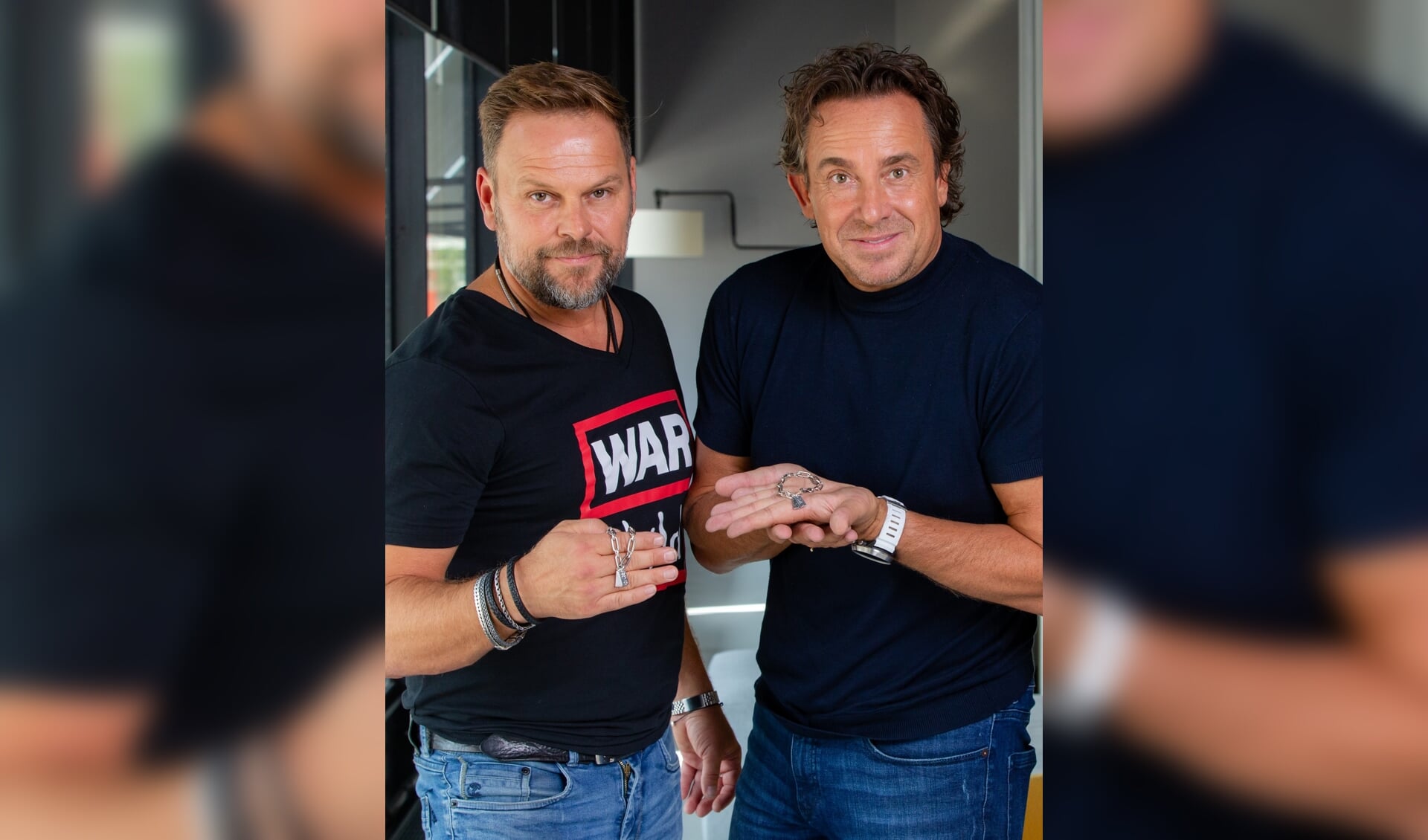 Ontwerper Bas Verdonk en Marco Borsato showen de speciale bracelet (Foto: Helene Wiesenhaan)