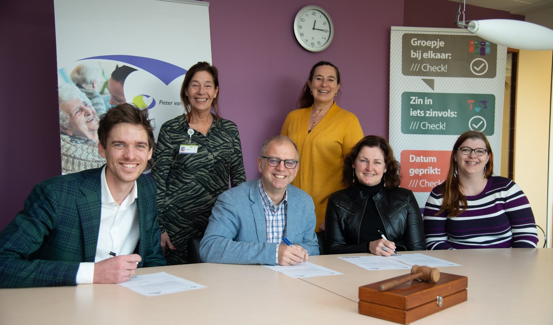 Corin Potters-Kemp, Pieter van Foreest en Andries van Eckeveld, Stichting Present Delft ondertekenen de overeenkomst (Foto: Gerard Vellekoop)