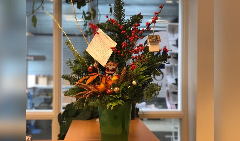 Het kerststukje schittert op de balie bij Delft op Zondag