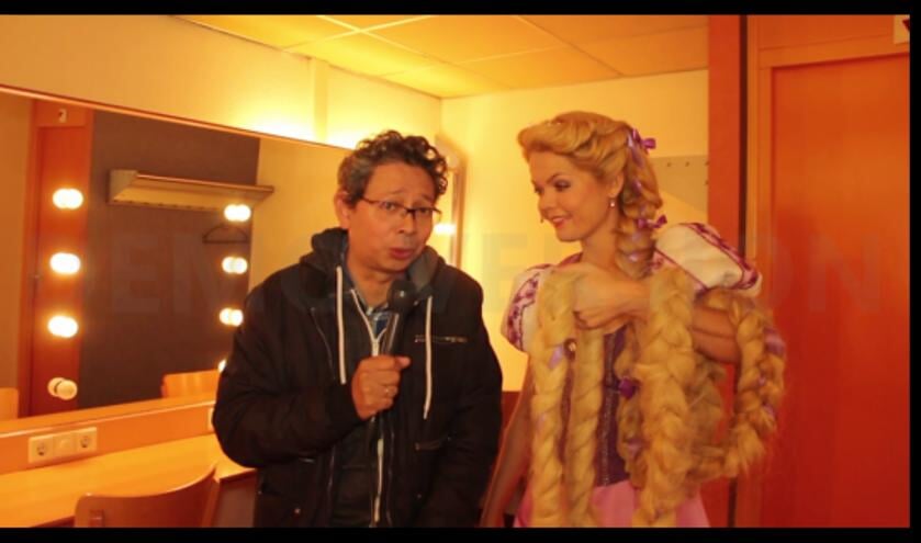 Wie wordt hier in haar kleedkamer door Charles aan de tand gevoeld?