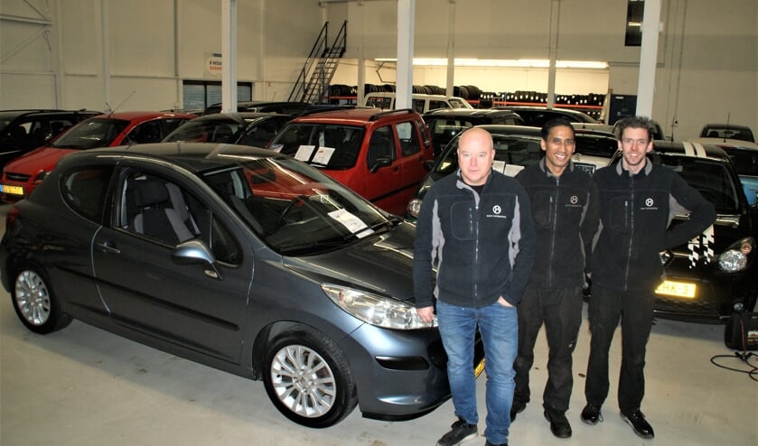 Manfred Bavelaar met twee van zijn medewerkers, Joey en Vinny bij de top occasion van deze maand.