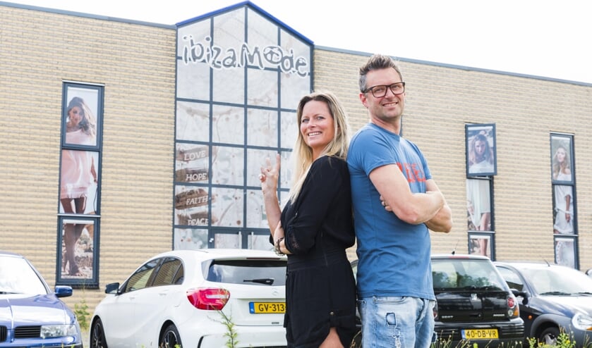 Tamara en Roy Timmermans openen het magazijn voor een megasale van Ibiza Mode