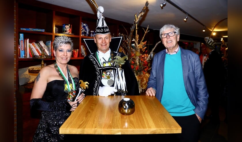 Nachtburgemeester Leo proostte ook met het Carnavaleske Stadsprinselijke paar John en Mirjam (Foto: Koos Bommelé)