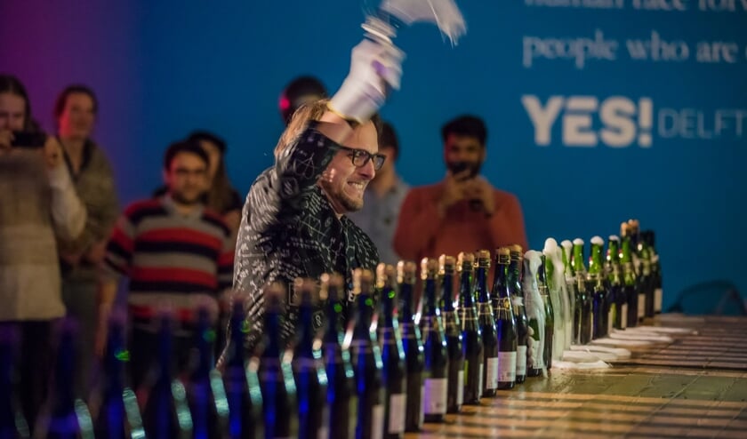 Wouter Robers in actie tijdens het sabreren van champagneflessen
