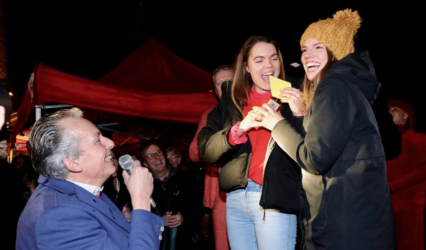 Gé Kleijweg (l.) met de eerste winnaars van de Kleurrijke Delvenaar-trofee, Femke en Kim Verhoeff.