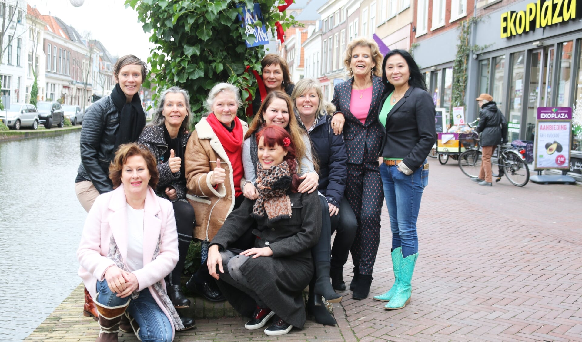 Alle 'juttende' vrouwen die ondernemen aan het Vrouwjuttenland verenigd. In het midden, met rode das, Ria van Dien.