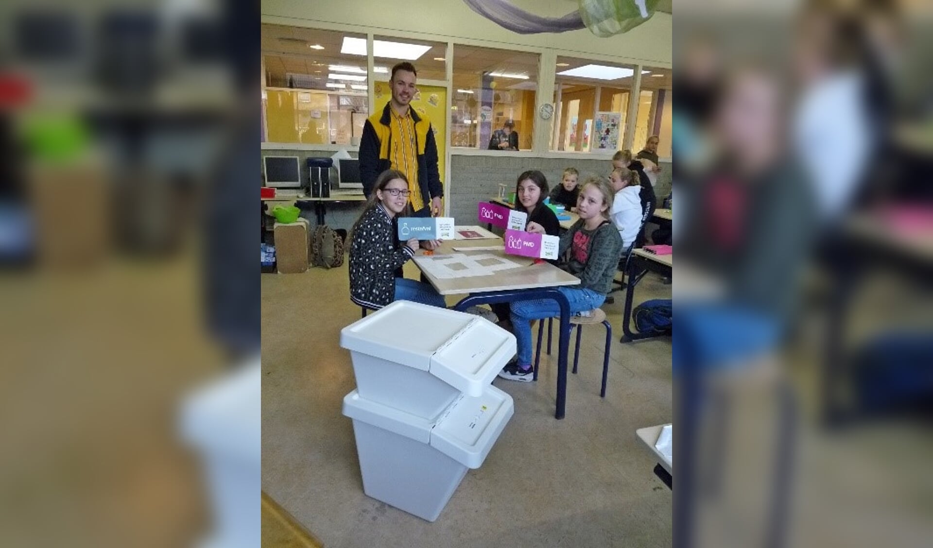 De afvalbakken werden door de basisschool-leerlingen in dankbaarheid aanvaard...