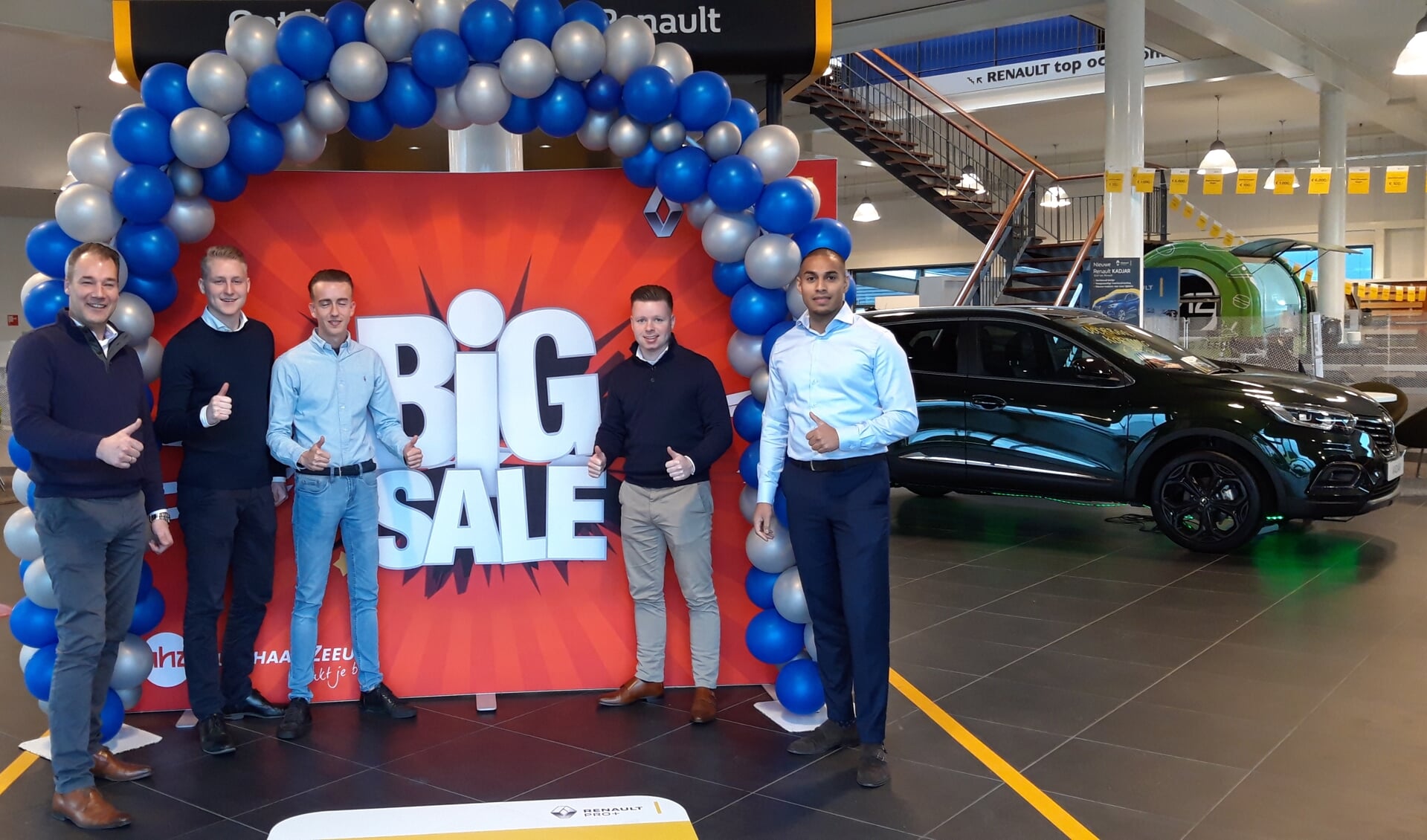 Het verkoopteam is klaar voor de Big Sale, met van links naar rechts Robert Schaap, Lars Dukker, Tobias van de Ree, Jordi Vrijmoed en Ismail Aliradja.
