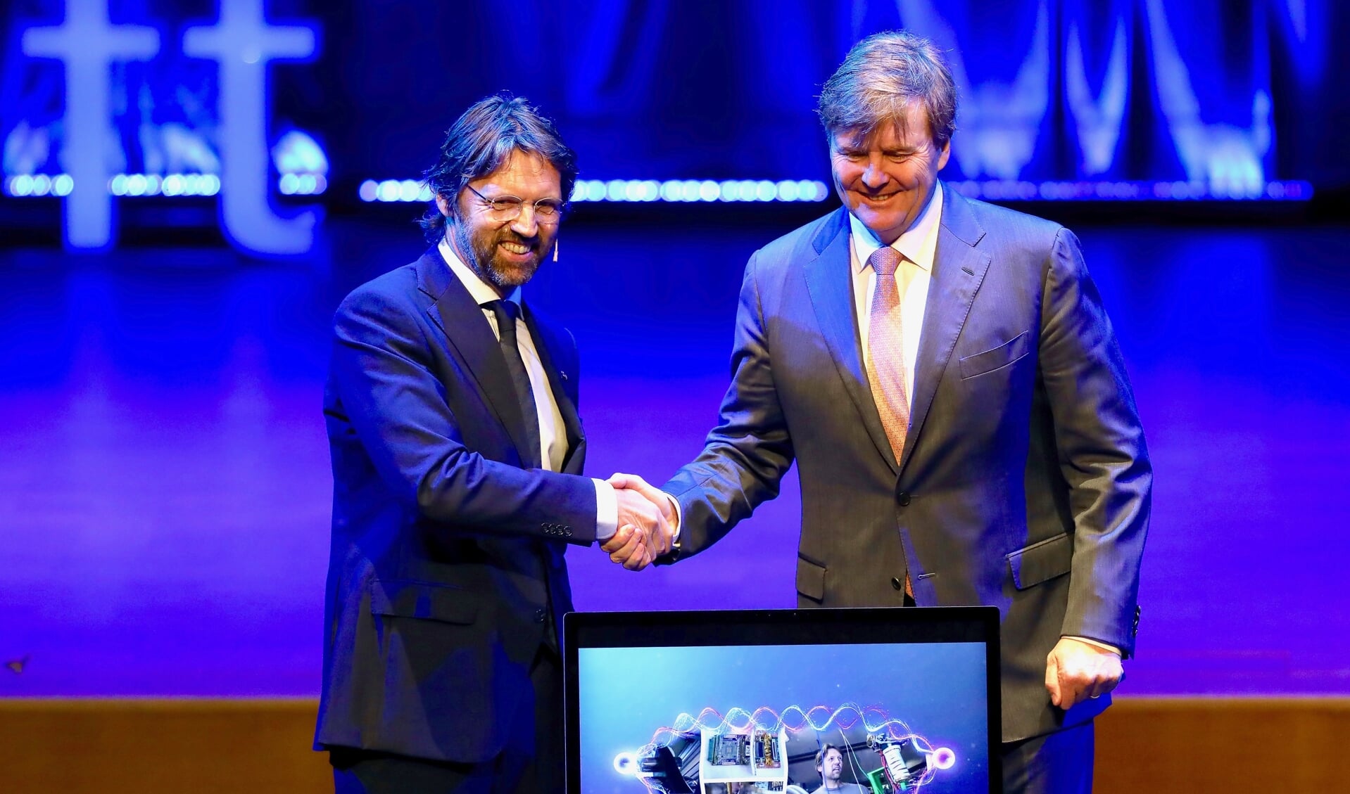 Professor Leo Kouwenhoven schudt koning Willem-Alexander de hand na de openingshandeling (Foto: Koos Bommelé)