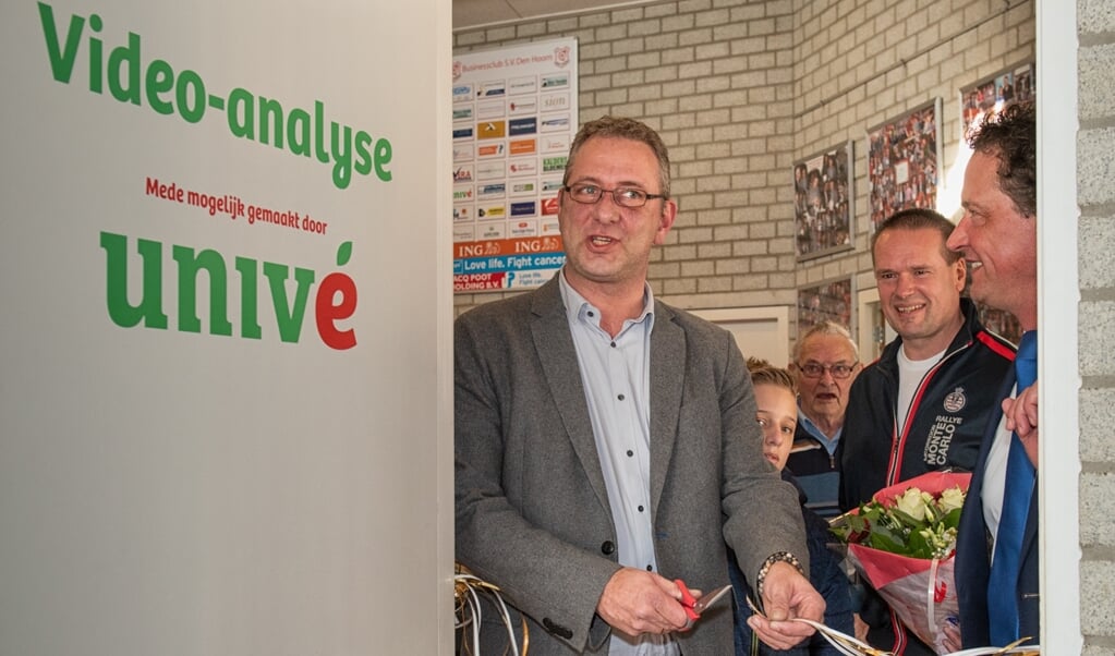Alex Veldhoven van Univé Zuid-Holland verricht de officiële opening van de videoanalyseruimte. Zijn zoon, erevoorzitter Nic van Marrewijk, Edger Kuntz en Marco Dächer (v.l.n.r.) kijken tevreden toe. (foto: Roel van Dorsten) 