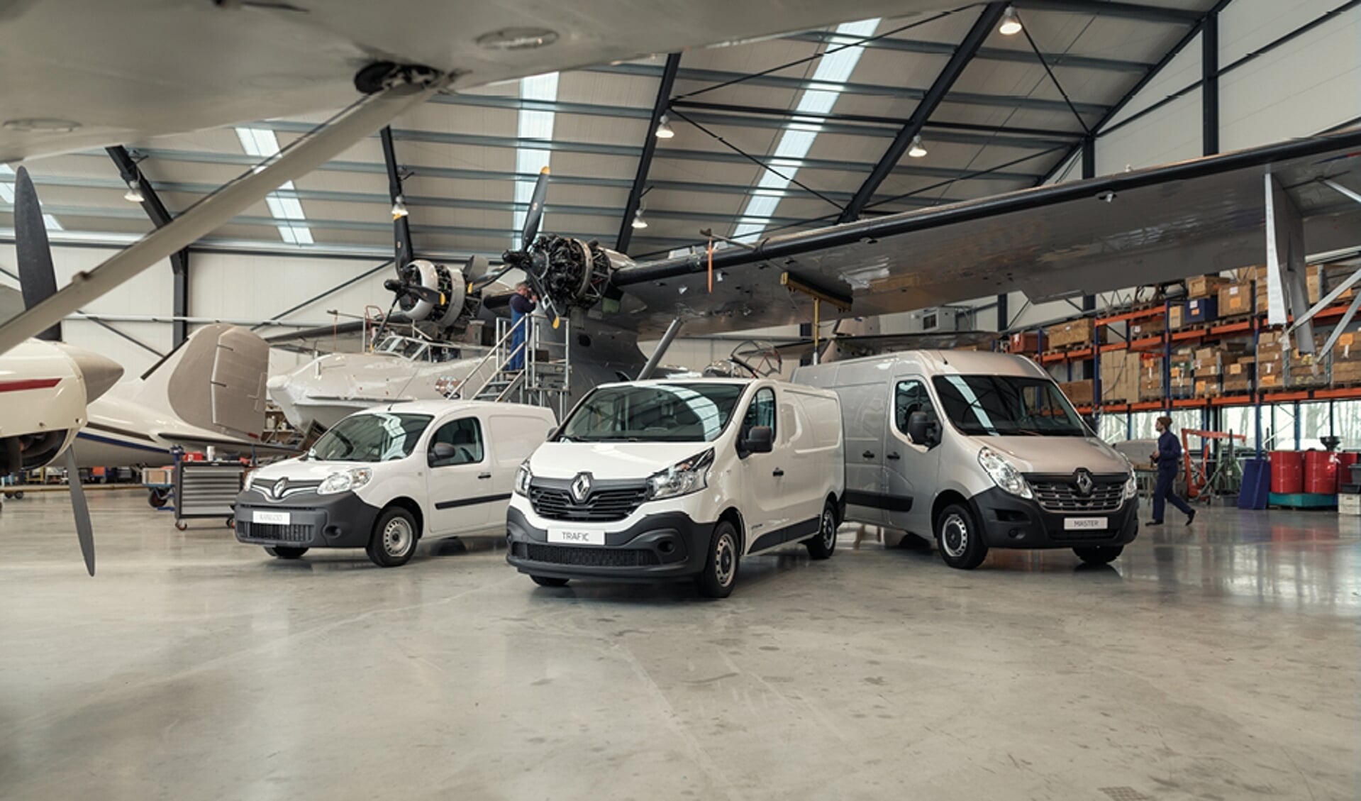De drie modellen bedrijfswagen van Renault, voor deze
gelegenheid in een hangar.
