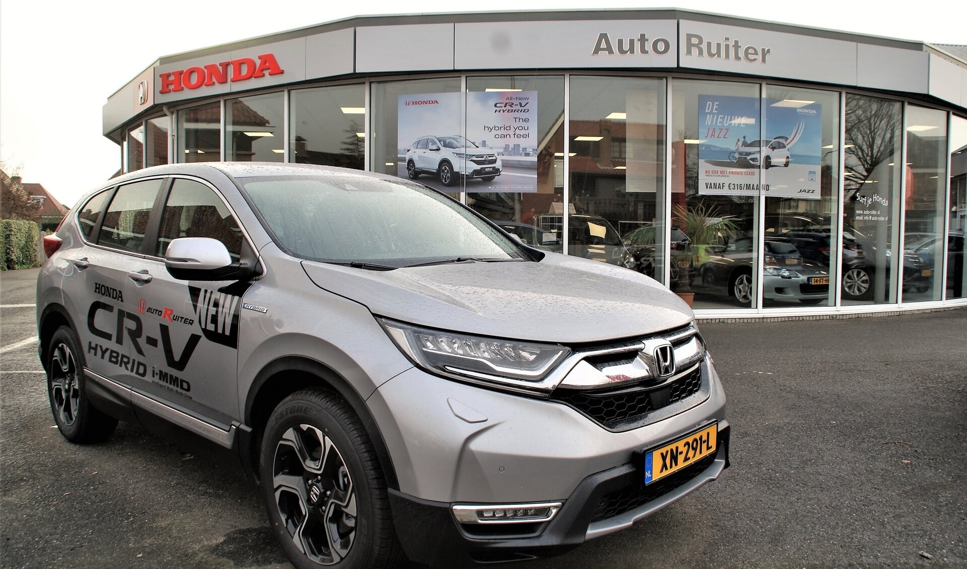 De vernieuwde Honda CR-V in hybrid uitvoering op het terrein van Auto Ruiter in Wateringen.