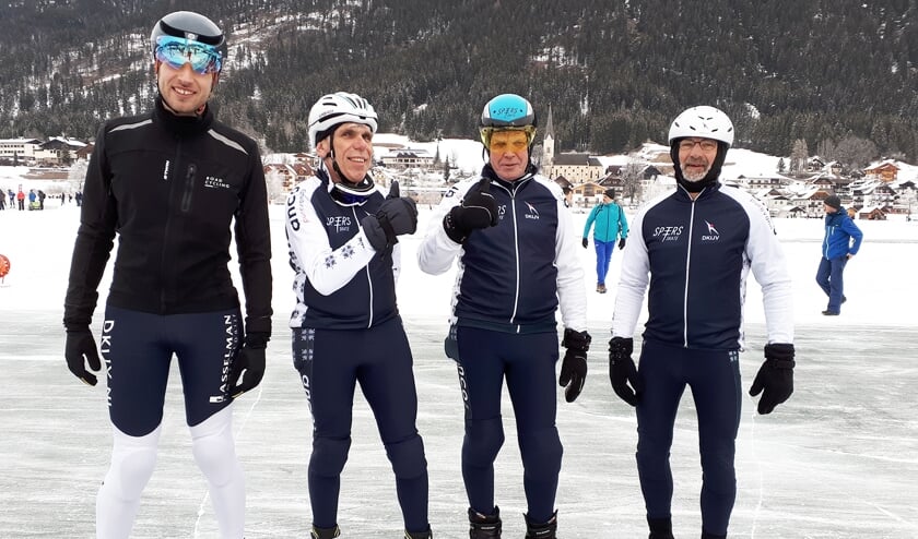 Vlnr: Niels Schouten, Leon van Bohemen, Anne Schouten en Kees Hoek op het ijs van de Weissensee.