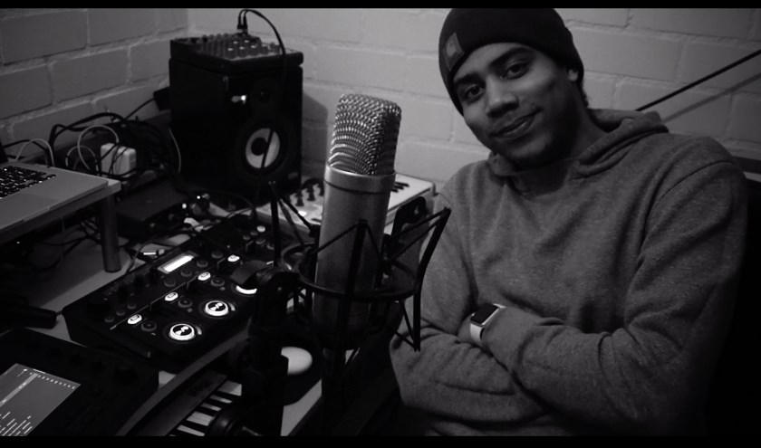 Rapper Okwaro, hier in zijn studio, verzorgt een workshop bij OPEN