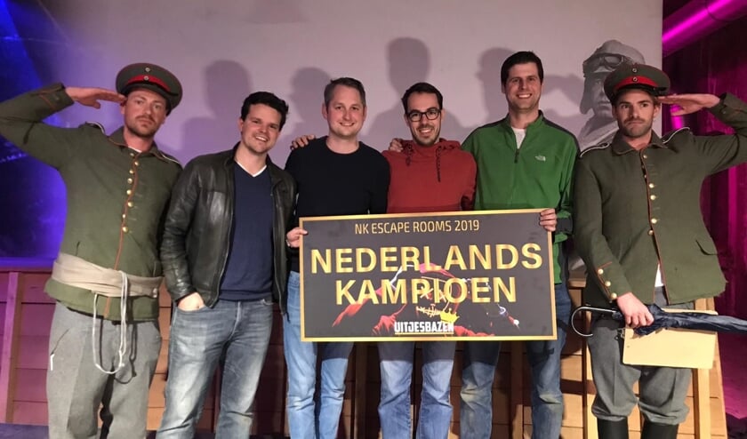 De winnaars van het NK Escaperooms 2019, TJASK, geflankeerd door twee 'soldaten' van het fort