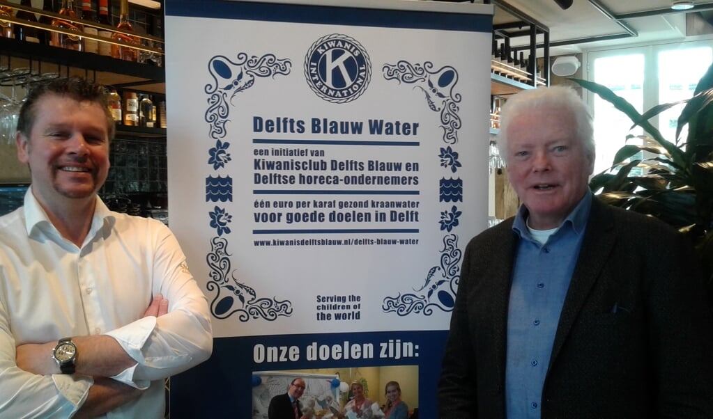 Kruydt manager Dennis Vos (links) en Kiwanis lid Pim Steendam maken reclame voor het Delfts Blauw Water project