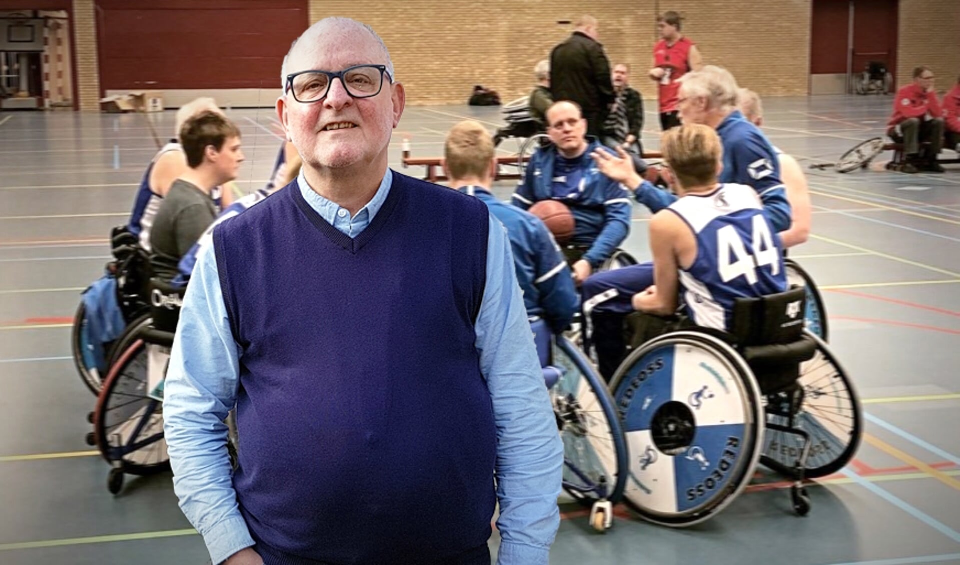 Wim Plomp, voorzitter van REDEOSS bij het rolstoelbasketbal.