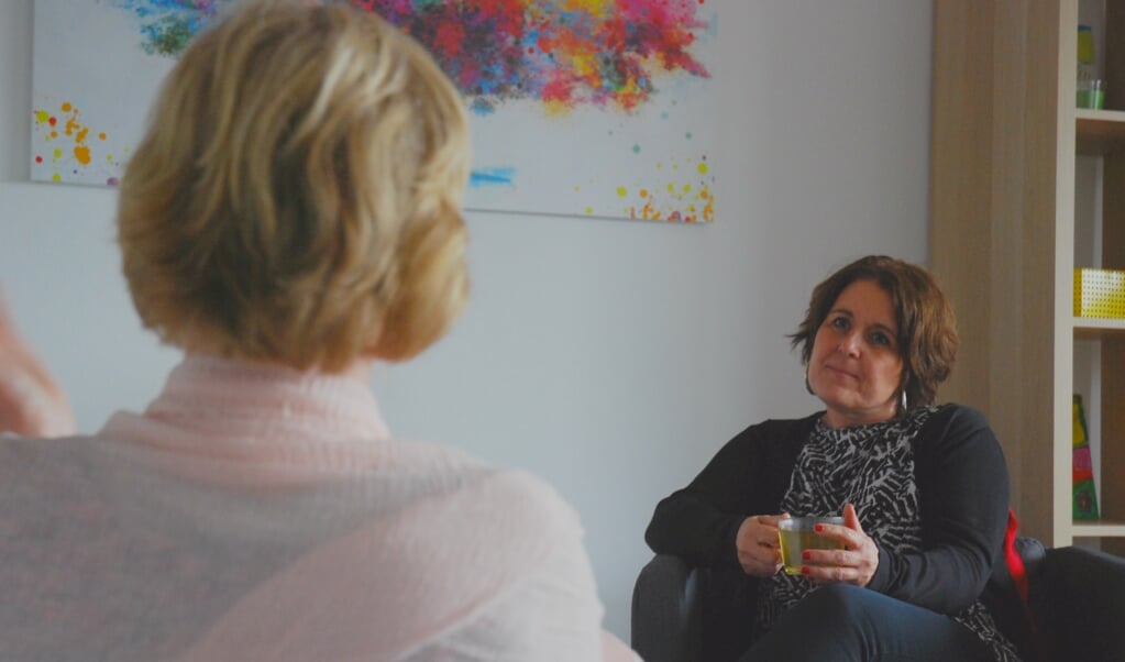 Sociaal werker Tanja Moerkerken (rechts) van Delft voor Elkaar gaat regelmatig op huisbezoek. 