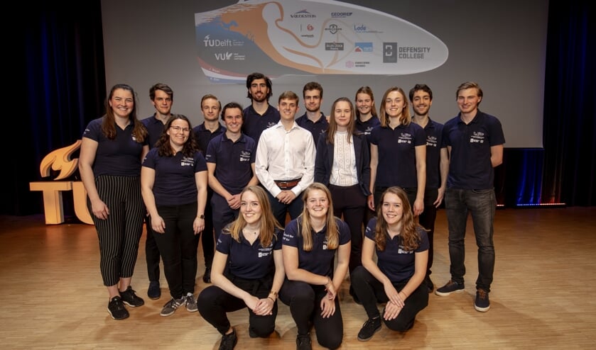 Het Human Power Team met 'Chief' Linda (geheel rechts 2e rij) is klaar om het record te verbreken (Foto: Bas de Meijer)