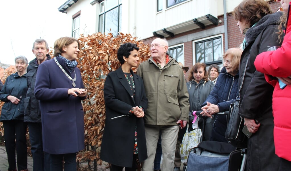 Burgemeester van Bijsterveldt sprak met de familie, waaronder de 90-jarige Reni Linssen-Jeidels. (Foto: EvE)