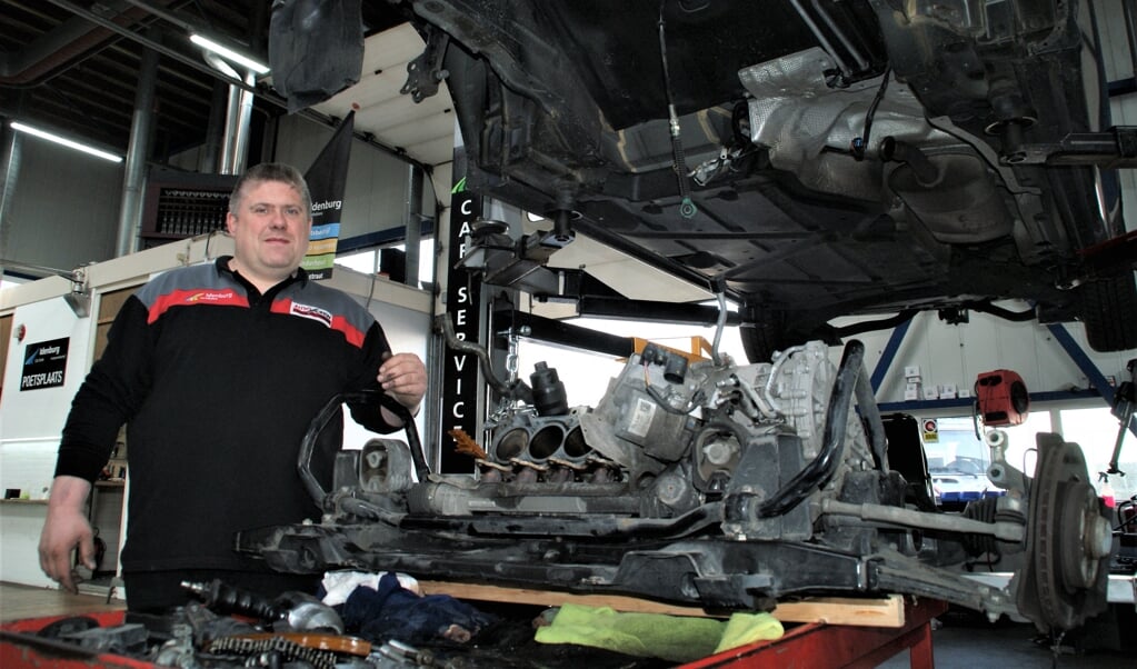 Eerste Monteur Ron die al aardig op weg is met de reparatie van deze auto in de werkplaats van Idenburg Car Solutions.