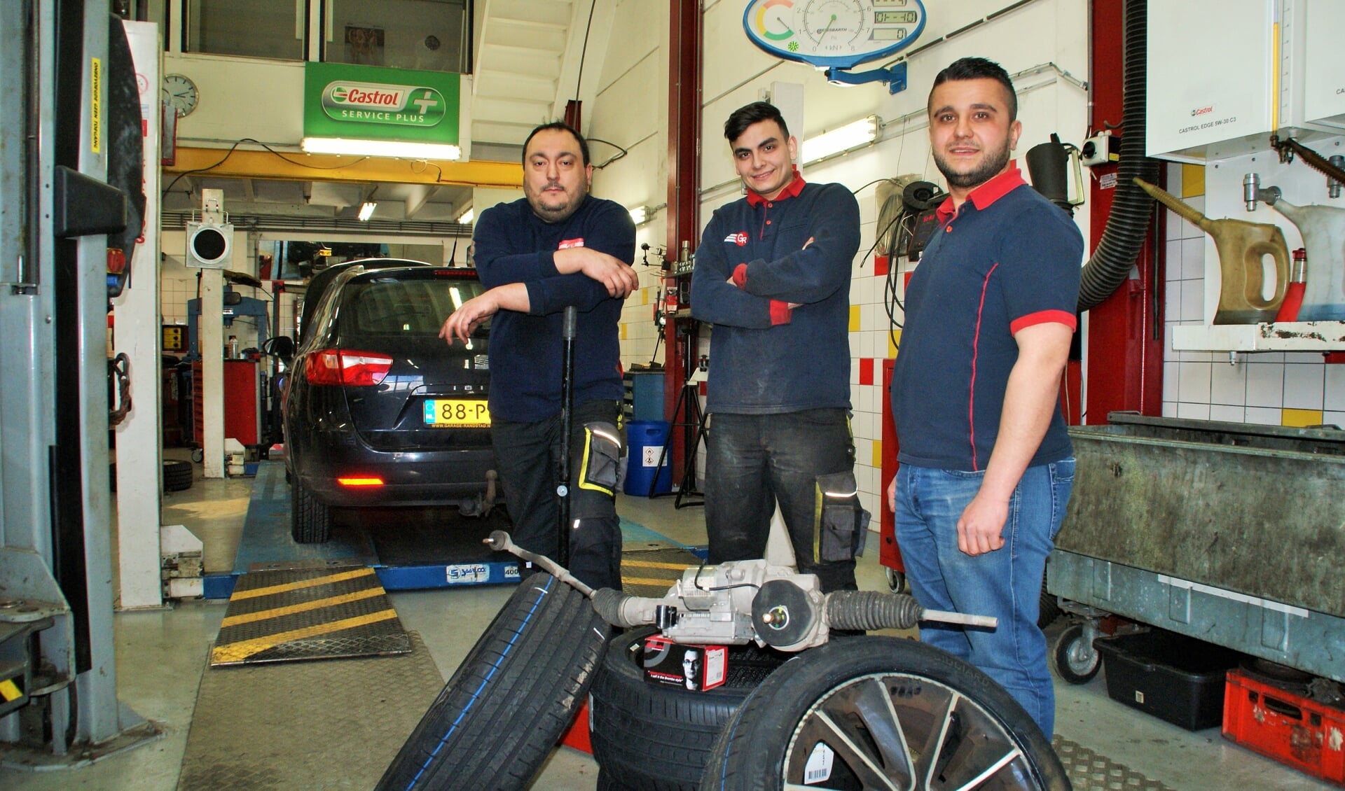 De vertrouwde gezichten van Garage Randstad met van links naar rechts Mustafa, Furkan en Akif.