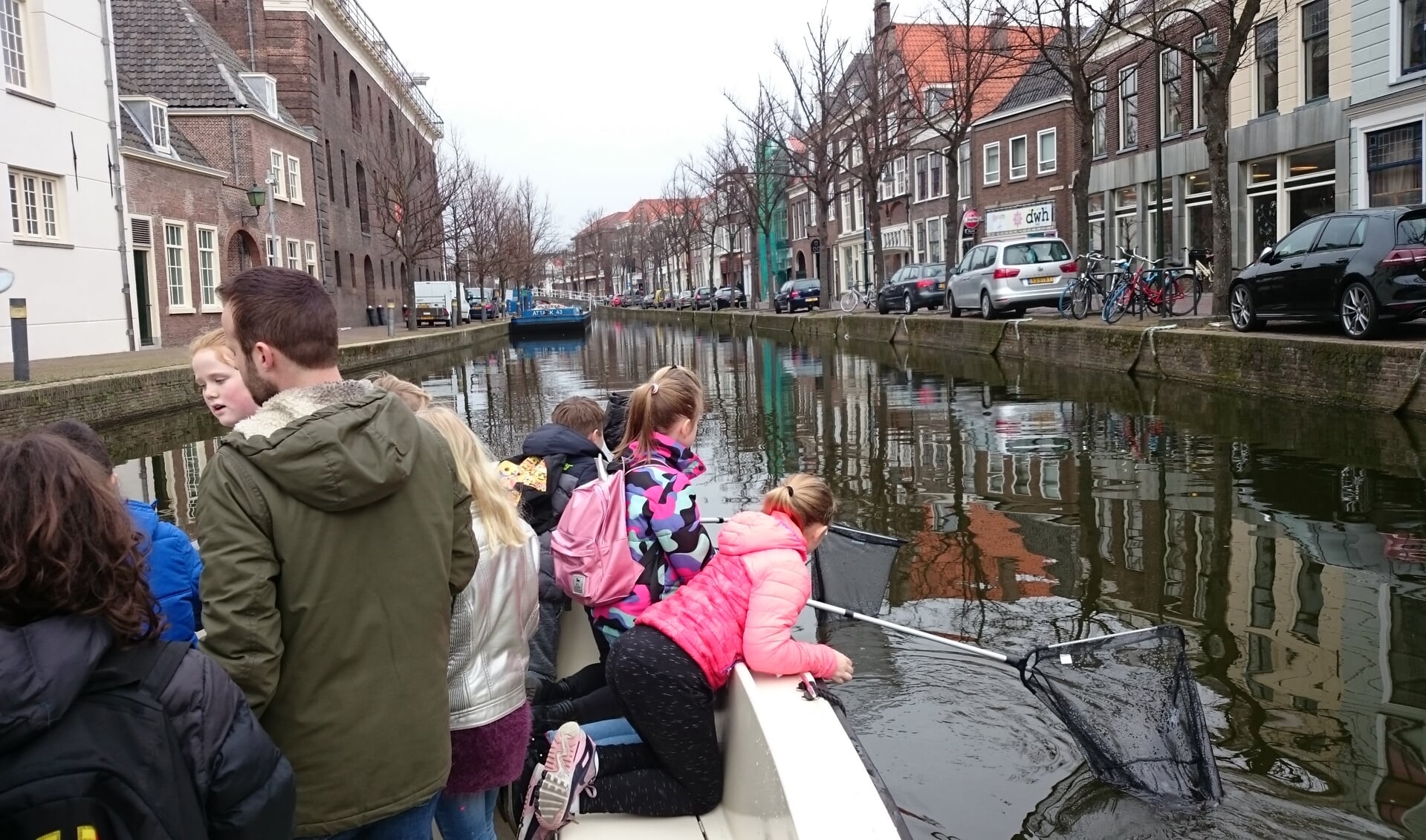 Ook in de Delftse grachten schijnt er een plastic soup te bestaan, deze leerlingen weten er sinds donderdag alles van...