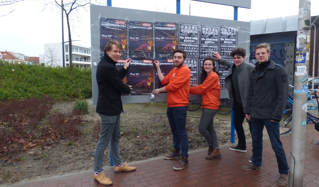 De werkgroep in actie bij één van de nieuwe plakplaatsen. Vlnr: Sybren van der Velde, Daan van der Werf, Effie Leijten, Aron Vink & Tjeu Peeters