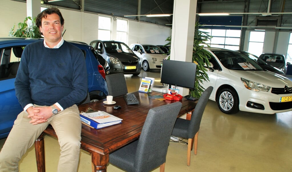De nieuwe eigenaar Johan van der Plaat in de showroom van
Auto’s Kleyweg in Den Hoorn.