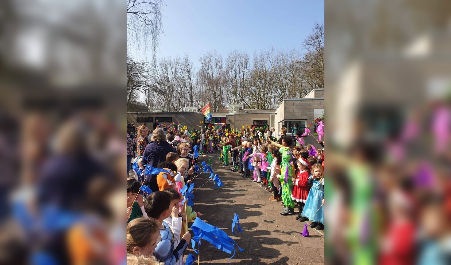 Kinderen vormden een erehaag bij de opening van het MKC in Delft.
