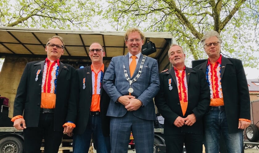 De Maxima's met in hun midden de burgervader van Midden-Delfland, de heer Rodenburg