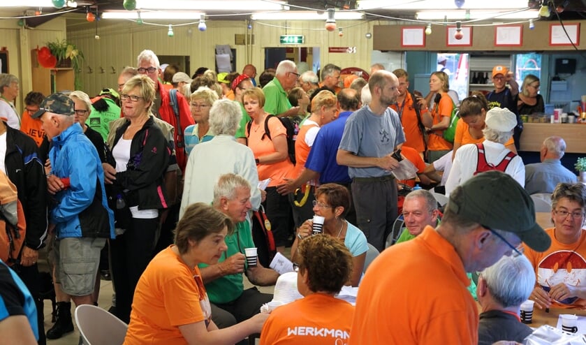 De drukte bij de aanmelding voor de wandeltochten in 2018 (Foto: Koos Bommelé)