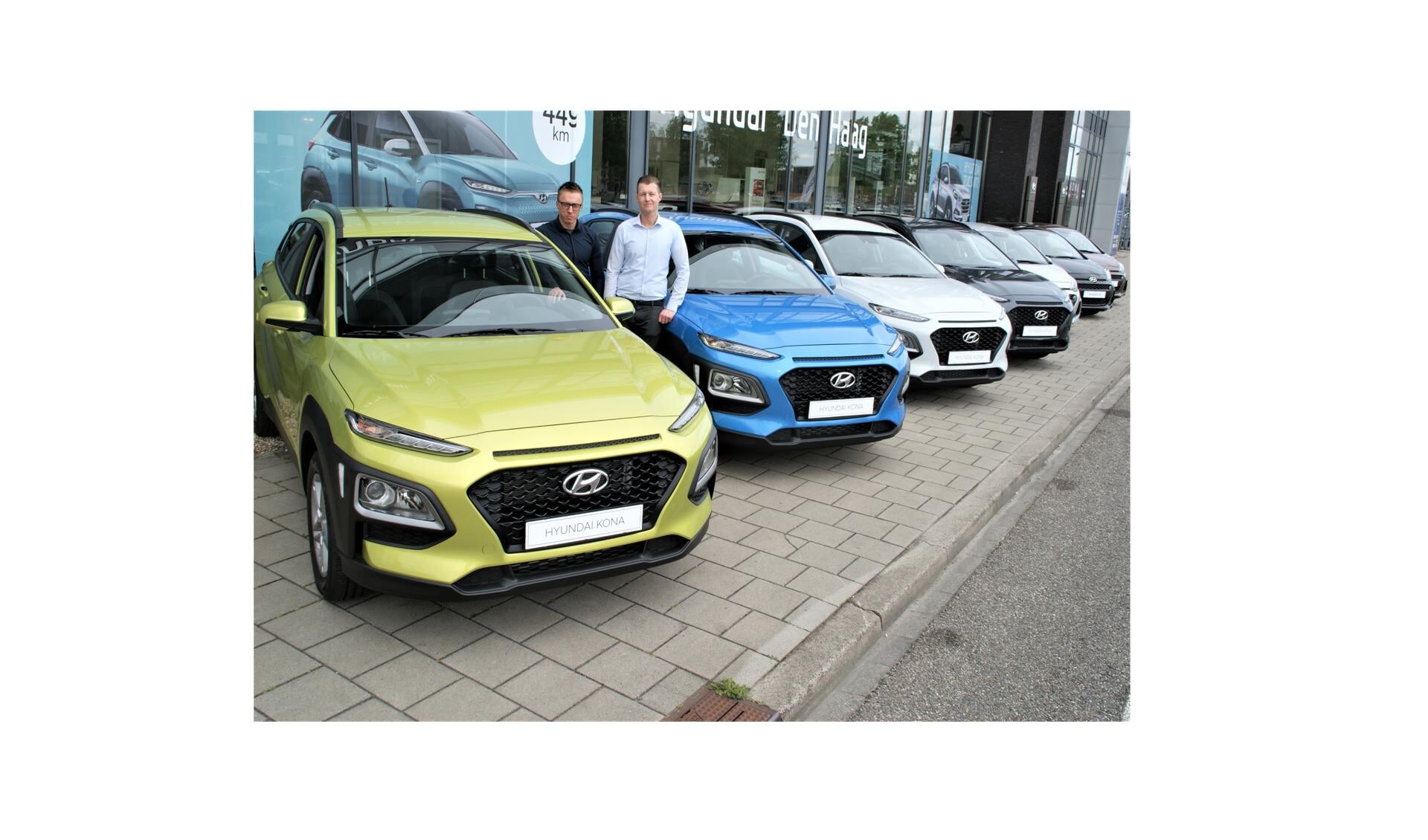De verkoopadviseurs Patrick van Oosterhout en Kevin van Zandvliet bij de serie Hyundai’s I10 en KONA.