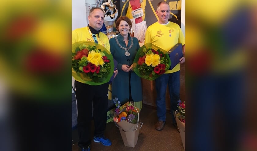 De 'ridders van SEP: Michel (l.) en René met burgemeester Van Bijsterveldt tussen hen in