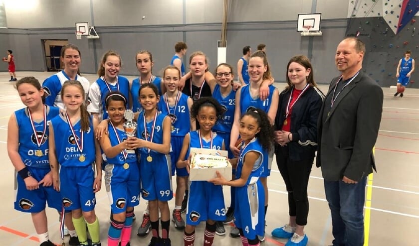 De dames en coaches met de beker en de bijbehorende taart