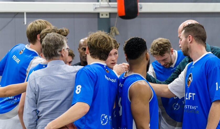 De heren van DAS wensen peppen elkaar op voor de wedstrijd