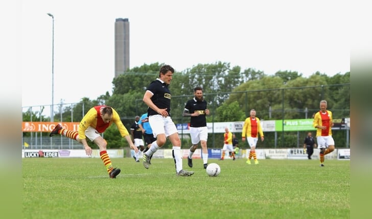 Voetbalwedstrijd tussen de veteranen van SEP en het Artiestenelftal van RTL7.