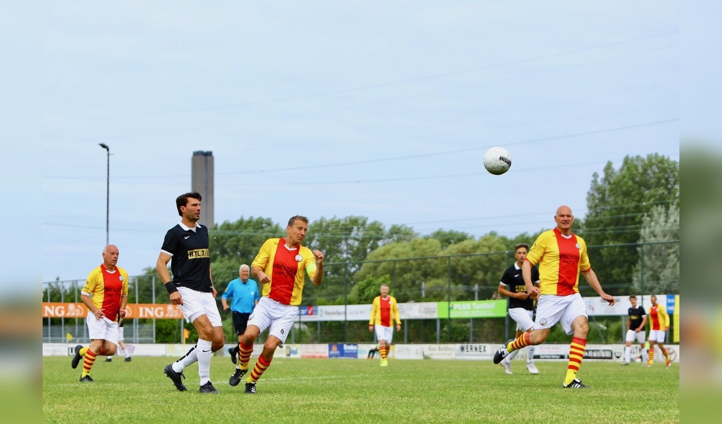 Voetbalwedstrijd tussen de veteranen van SEP en het Artiestenelftal van RTL7.