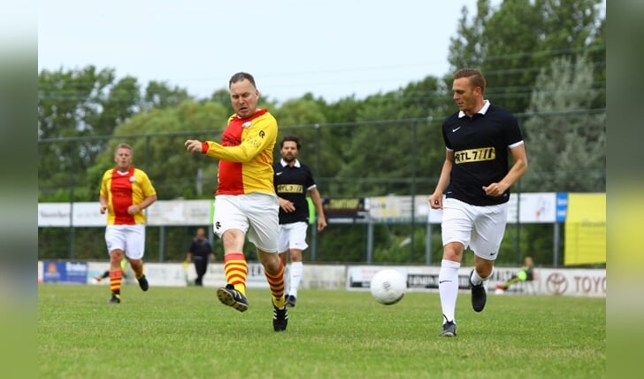 Voetbalwedstrijd tussen de veteranen van SEP en het Artiestenelftal van RTL7.