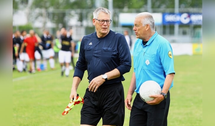 Voetbalwedstrijd tussen de veteranen van SEP en het Artiestenelftal van RTL7.