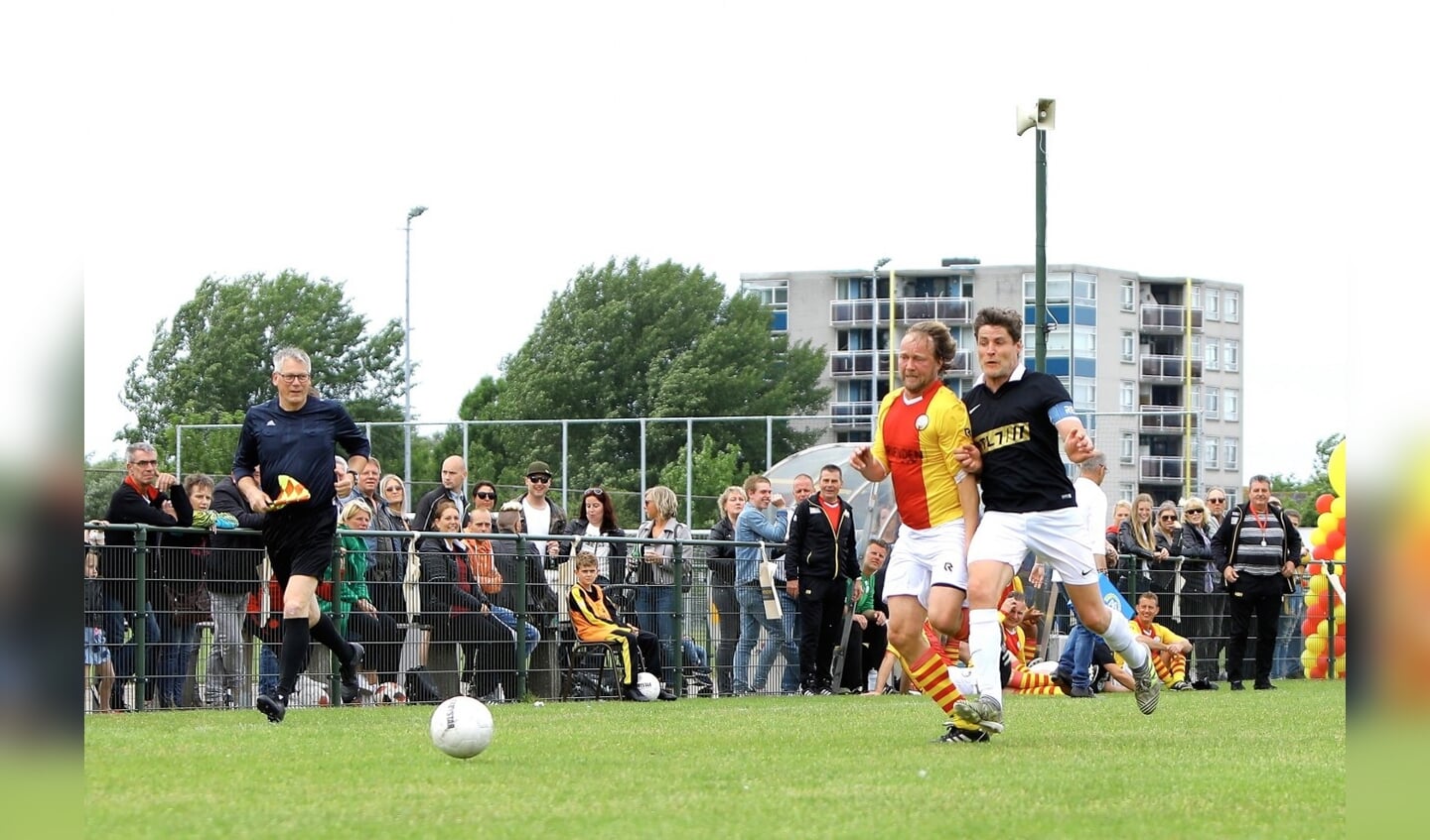 Voetbalwedstrijd tussen de veteranen van SEP en het Artiestenelftal van RTL7.