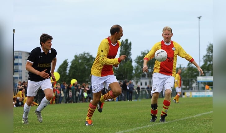 Voetbalwedstrijd tussen de veteranen van SEP en het Artiestenelftal van RTL7.