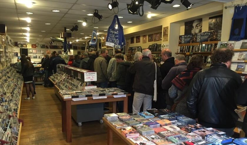 In 2017 was Steve Hackett ook op bezoek bij Velvet Music. De rijen binnen en buiten spraken boekdelen.