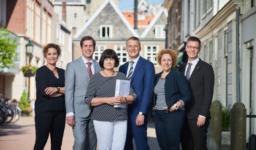 Rowena Smitz-Grootscholten, Jeroen Hogetoorn, Yvonne Hoebée, Kevin Nijs, Lisette Beurskens-Haffner en Johan van Staalduinen (vlnr) van Van Silfhout & Hogetoorn Wereldmakelaars