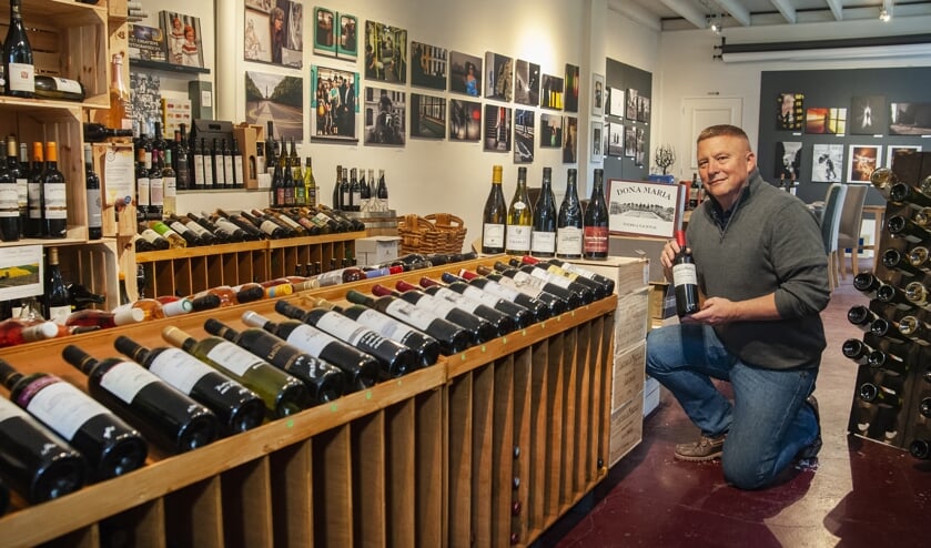 Guy van Hoek bij een deel van het assortiment wijnen.