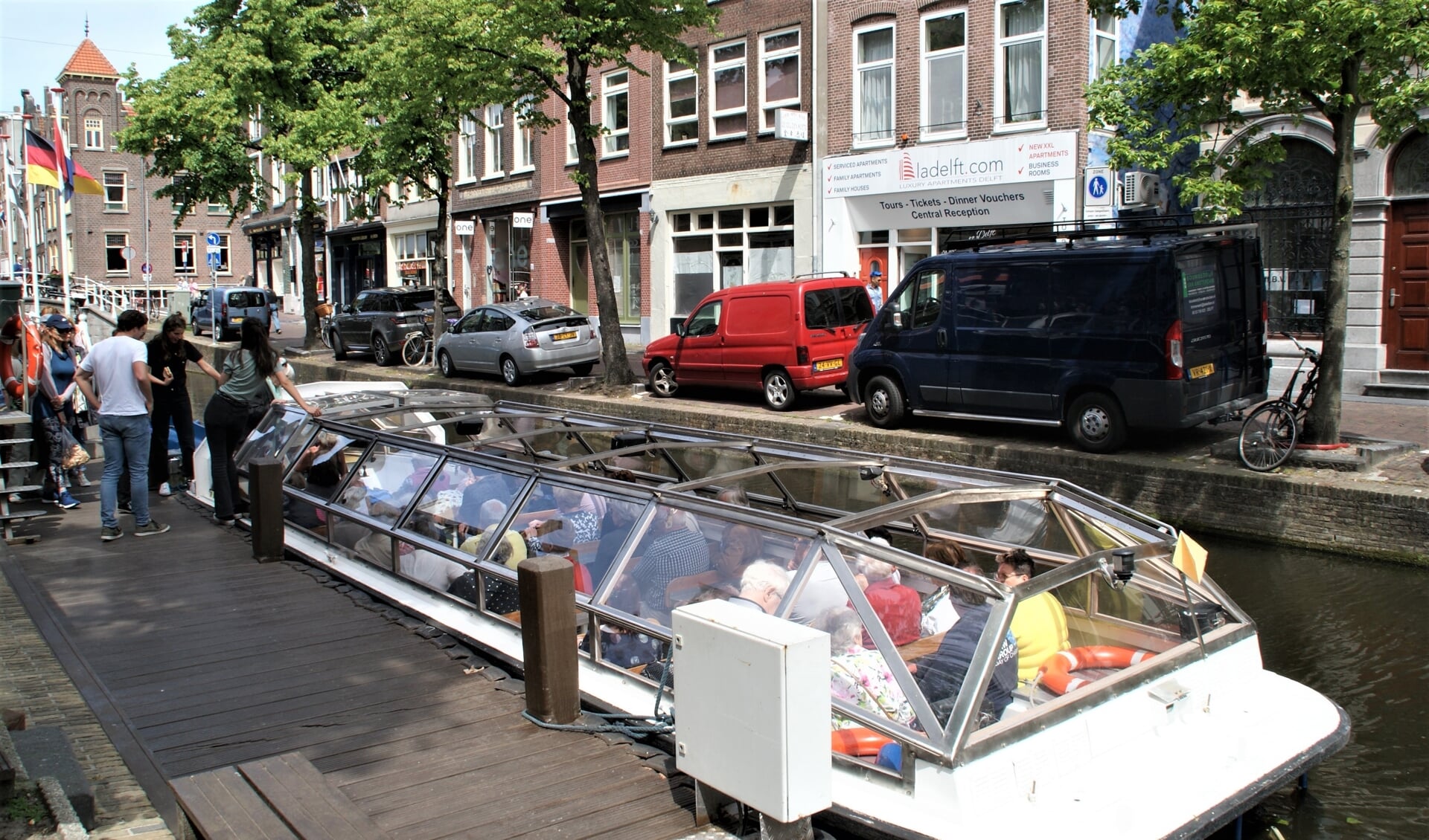 De boot vol passagiers is klaar voor het afmeren en de rondvaart door de Delftse grachten. (foto: ML)