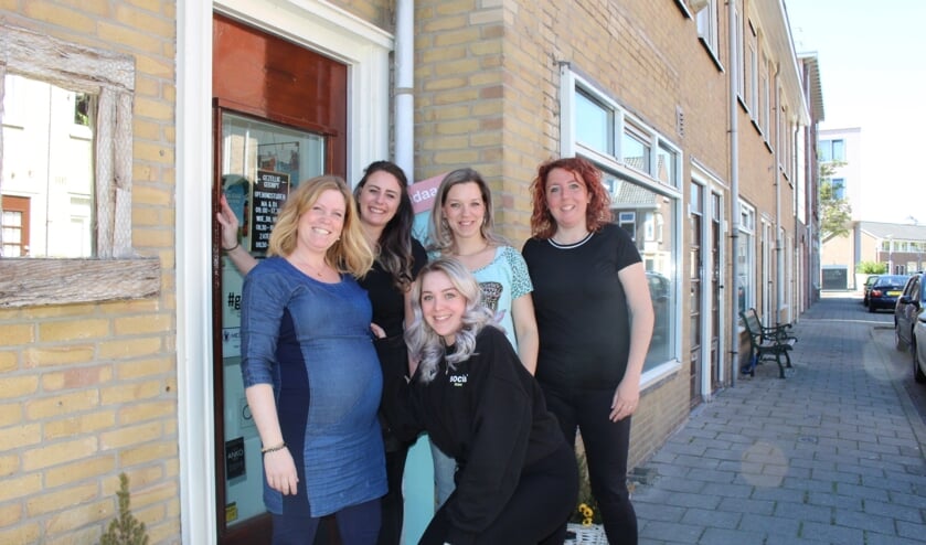 Mandy, Romy, Stephenie, Rebecca en Tess. Gezellige dames, maar vooral ook deskundig en gemotiveerd. (Foto: EvE).